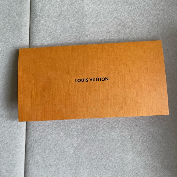 Authentic Louis Vuitton Reykjavik Scarf - Picture 3 of 6